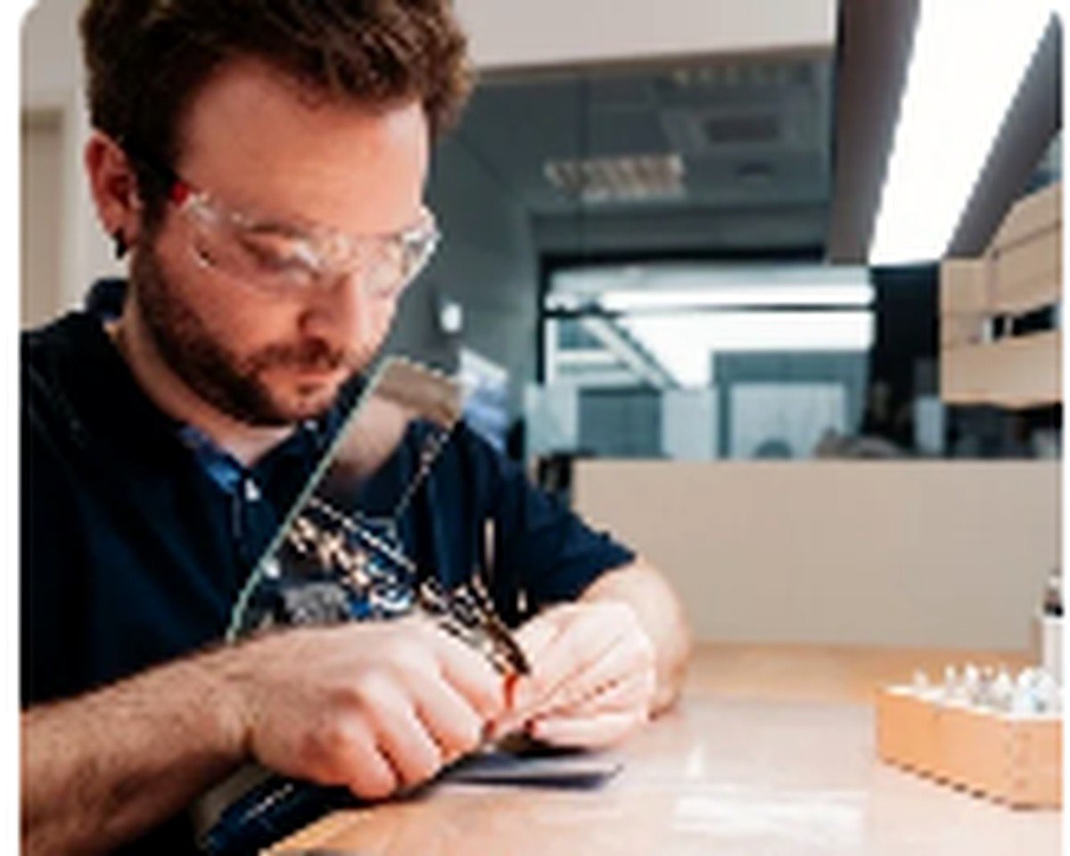 Goldschmied bei präziser Arbeit