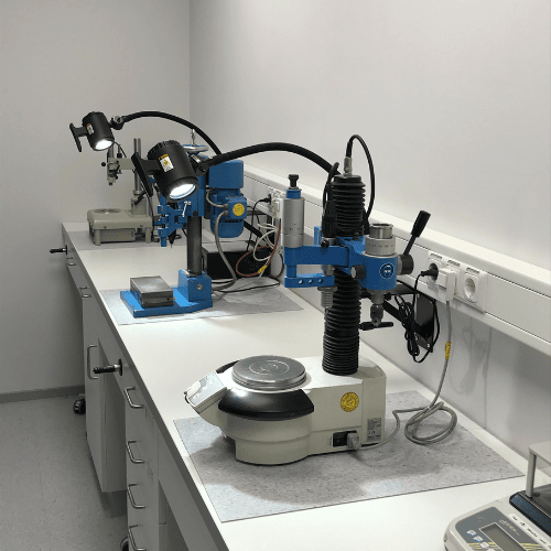 Licht im Dentallabor Thiele - LED Flexarmleuchten