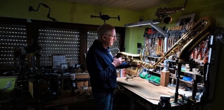 Starkes Licht für präzise Handwerkskunst in der Saxophonwerkstatt