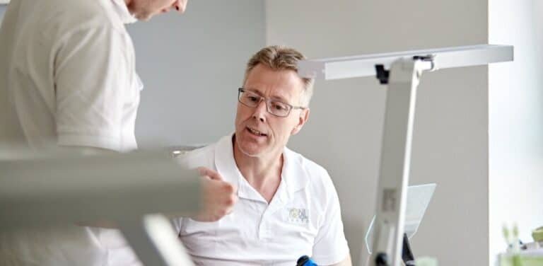 Zwischen Hightech Zahntechnik und individueller Handarbeit